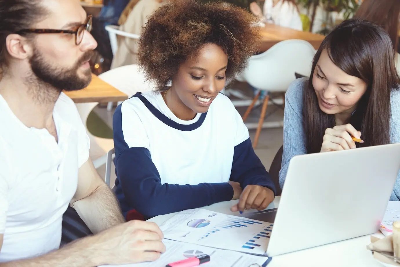 Equipo de colegas jóvenes en una reunión en un café