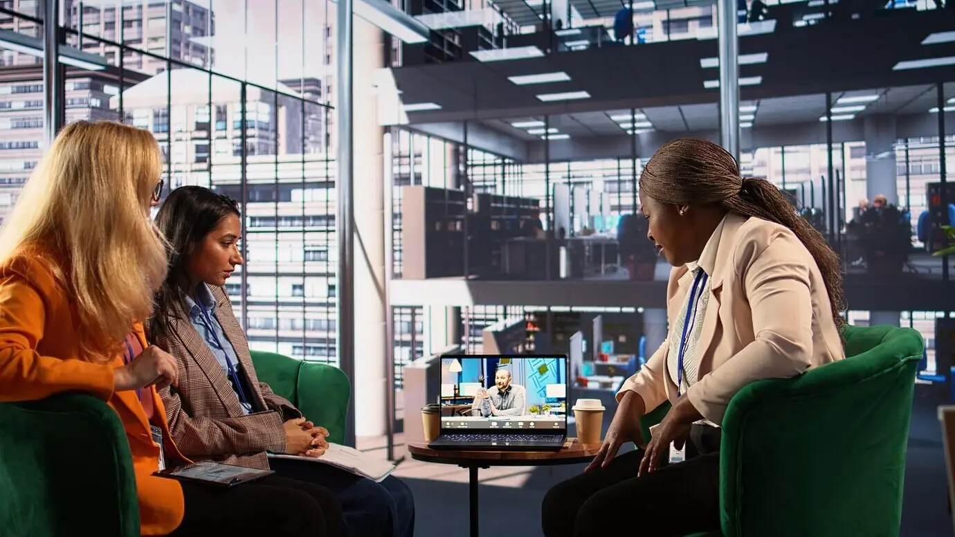 Equipo de mujeres de negocios empoderadas participa en una videollamada con el CEO.