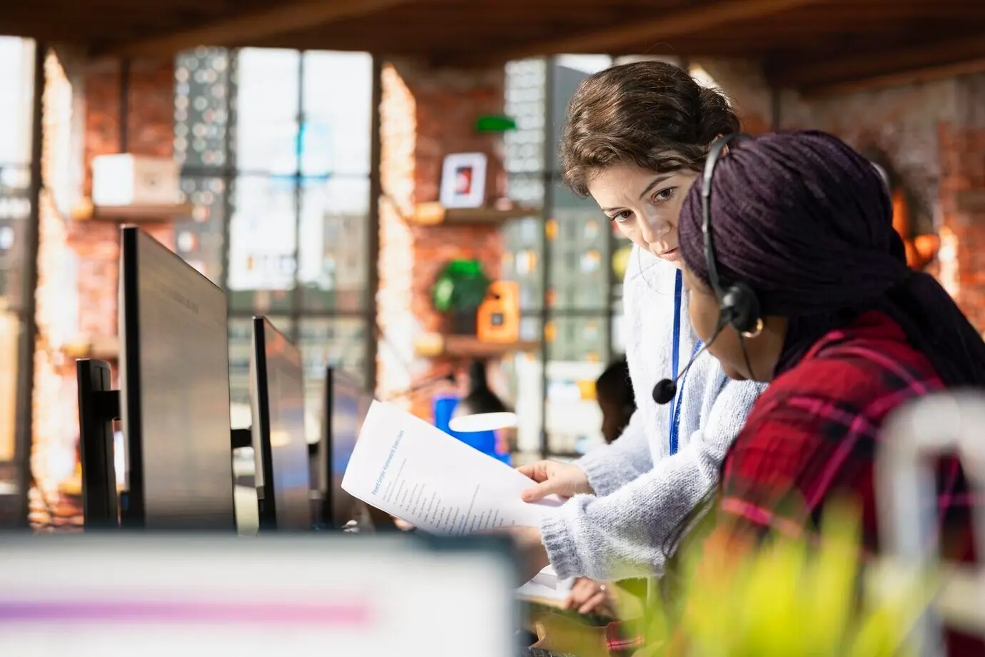 Un especialista en incorporación de un centro de llamadas repasa la documentación con un empleado.