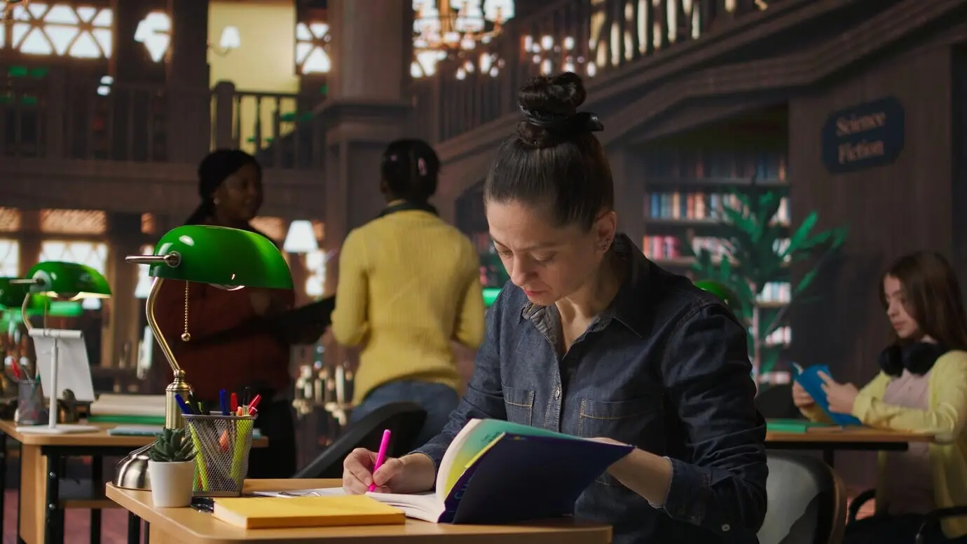 Mujer maleducada que contesta una llamada telefónica en la biblioteca y molesta a la gente.